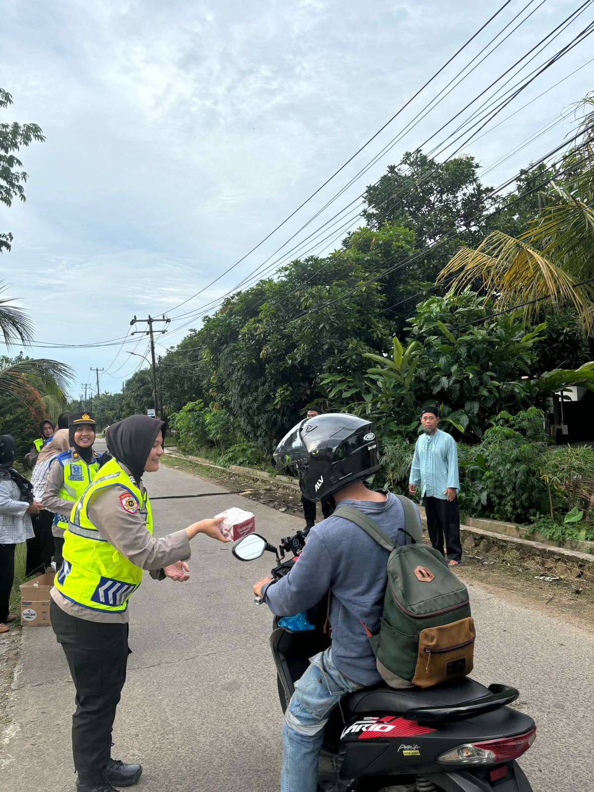 Indahnya Berbagi Saat Bulan Ramadhan, Polwan Siwas Polresta Tangerang dan Personil Polwan Polresta Tangerang Bagi Bagi Takjil