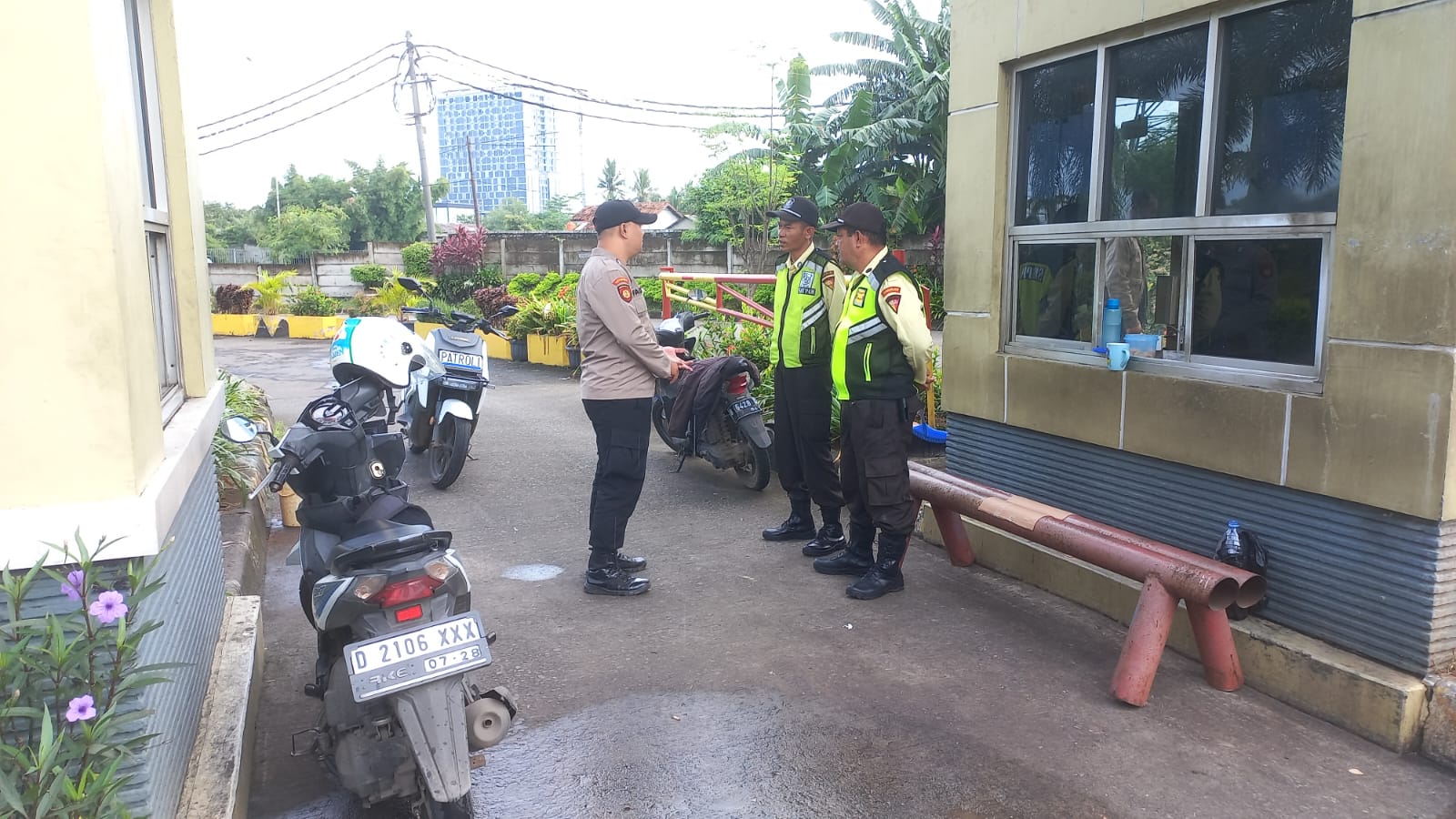 Personil Sat Pamobvit Polresta Tangerang melaksanakan pengamanan bersama security di pos security gerbang masuk kawasan 2 industri Cikupamas