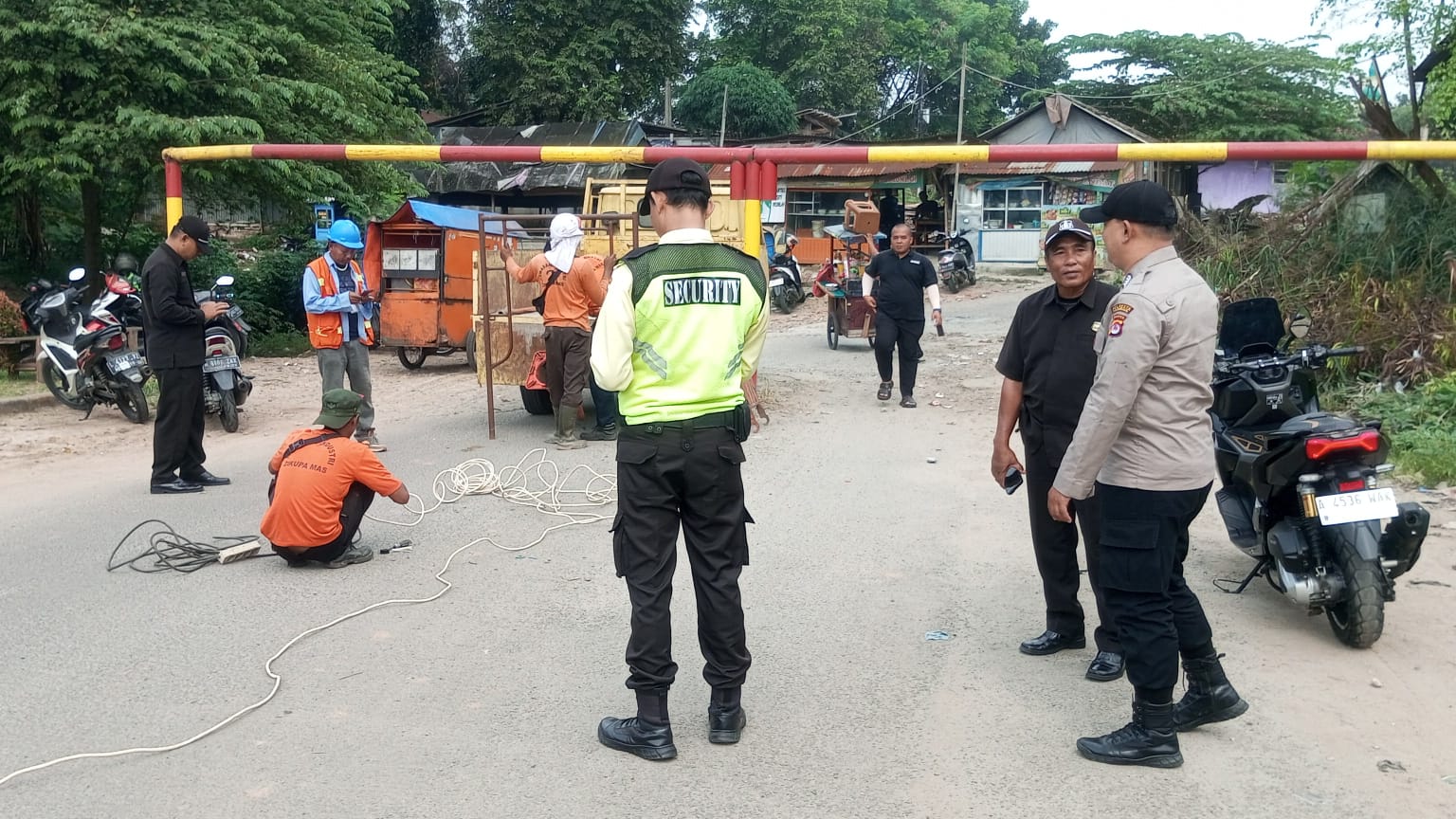 Anggota Sat Pamobvit Polresta Tangerang bersama security kawasan melaksanakan pengamanan di area Bhumimas II kawasan industri Cikupamas