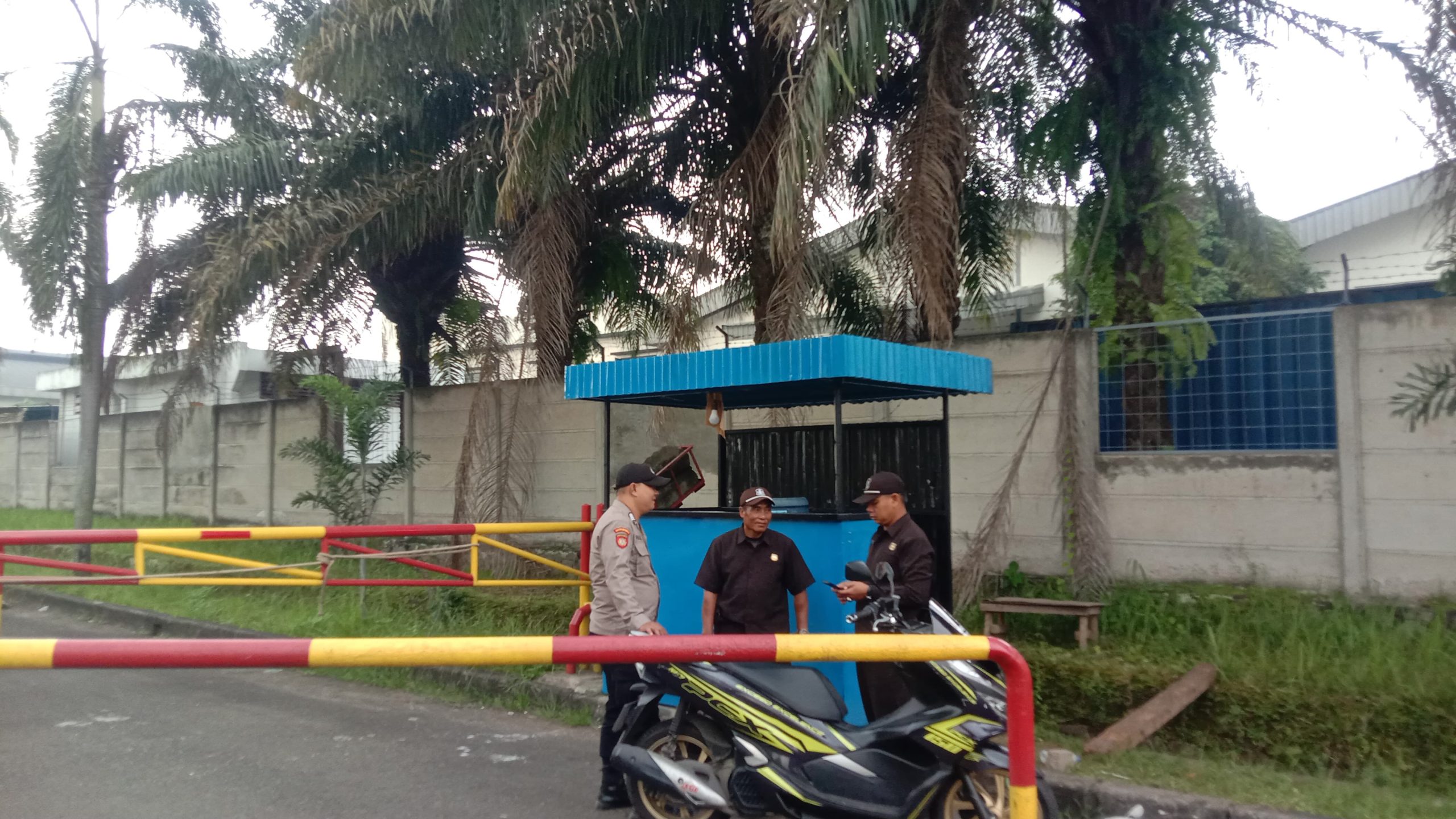 Personil Sat Pamobvit Polresta Tangerang bersama security kawasan melaksanakan pengamanan di pos Bhumimas V kawasan industri Cikupamas