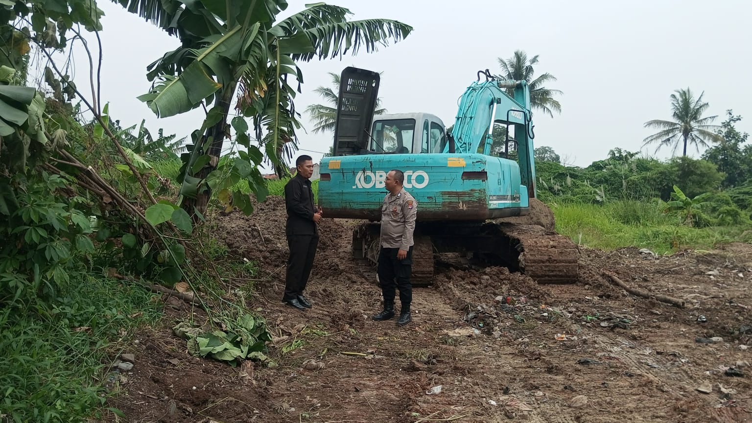 Anggota Sat Pamobvit Polresta Tangerang bersama security melaksanakan patroli dan pengecekan di Jl.Cikupamas raya kawasan 2 industri Cikupamas