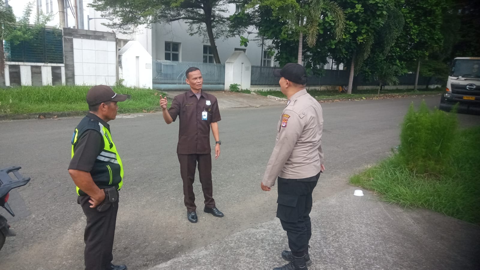Anggota Sat Pamobvit Polresta Tangerang bersama security melaksanakan patroli di area Bhumimas VIII kawasan 2 industri Cikupamas