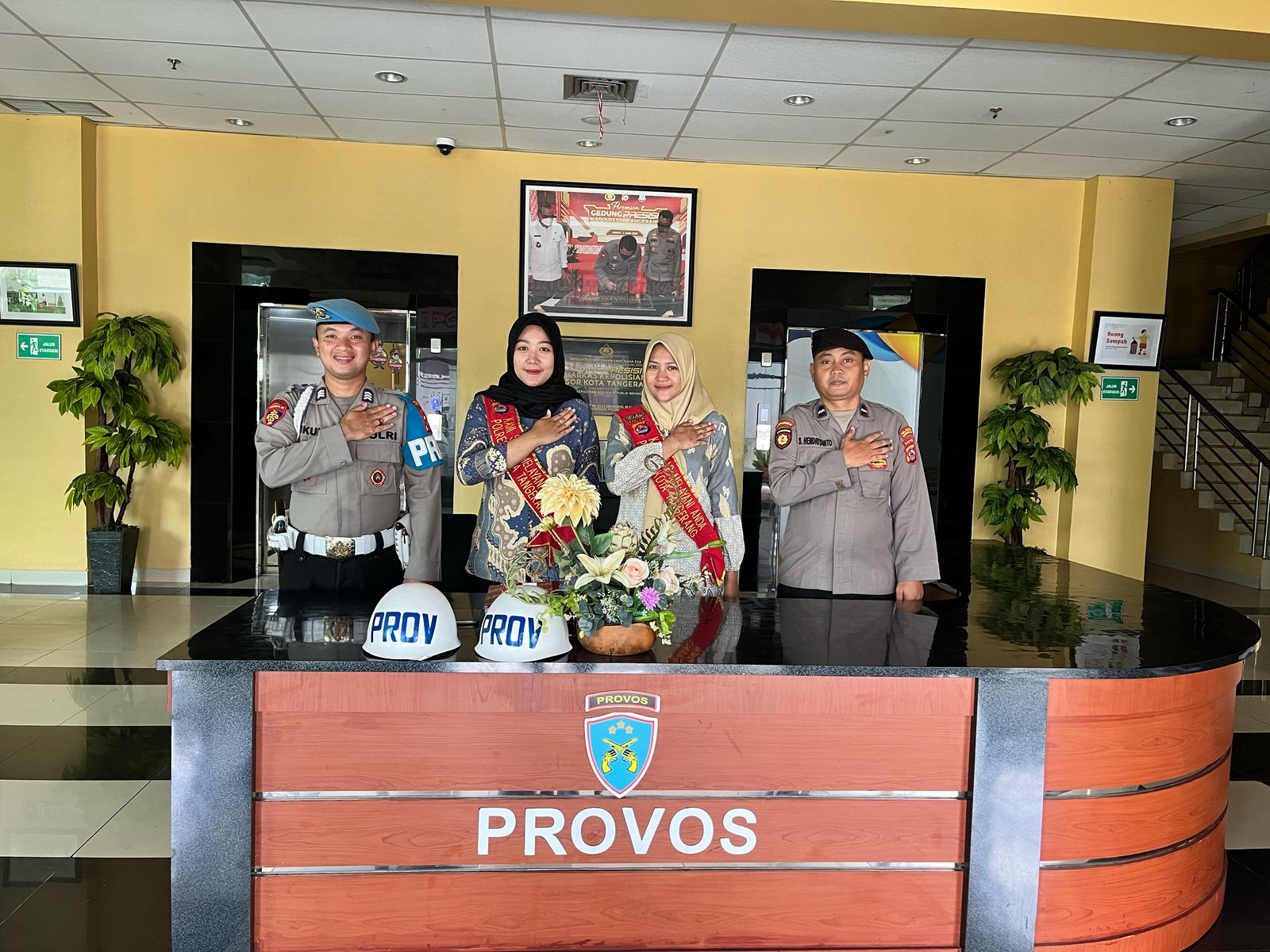 Anggota Sat Pamobvit Polresta Tangerang melaksanakan kegiatan Penjagaan Mako Polresta Tangerang