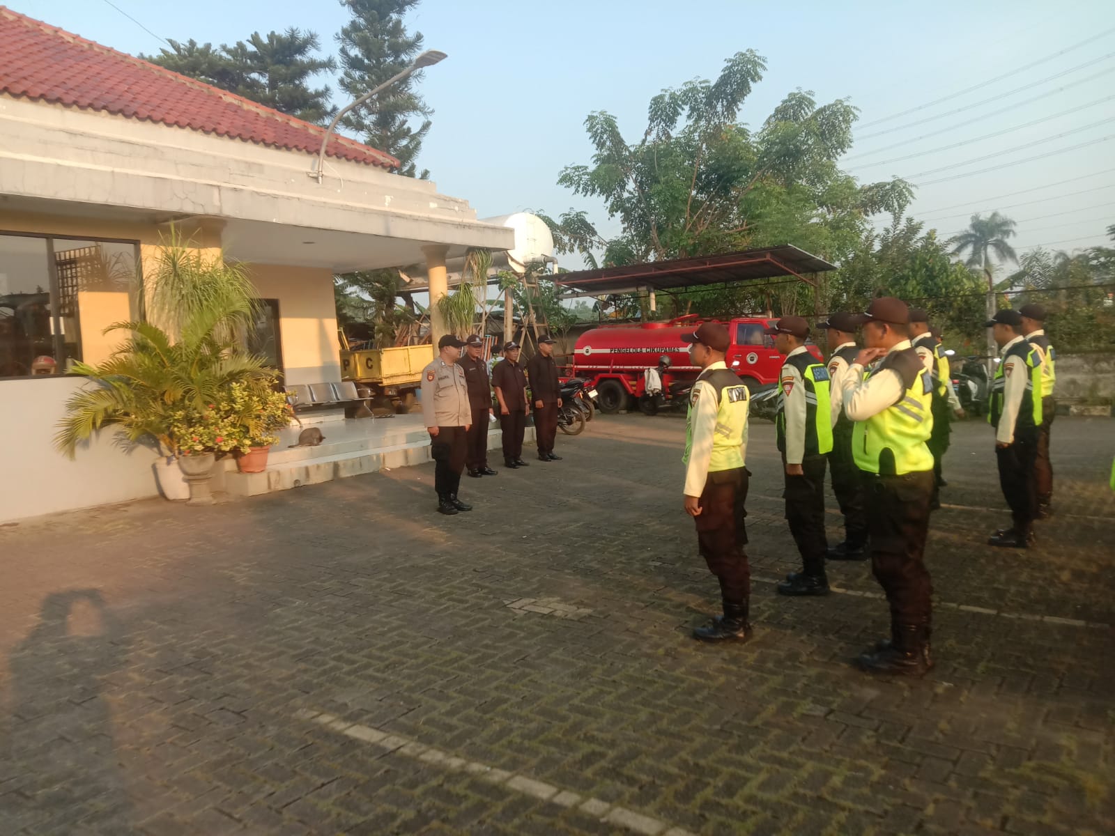 Anggota Sat Pamobvit Polresta Tangerang melaksanakan pengamanan di kawasan industri Cikupamas