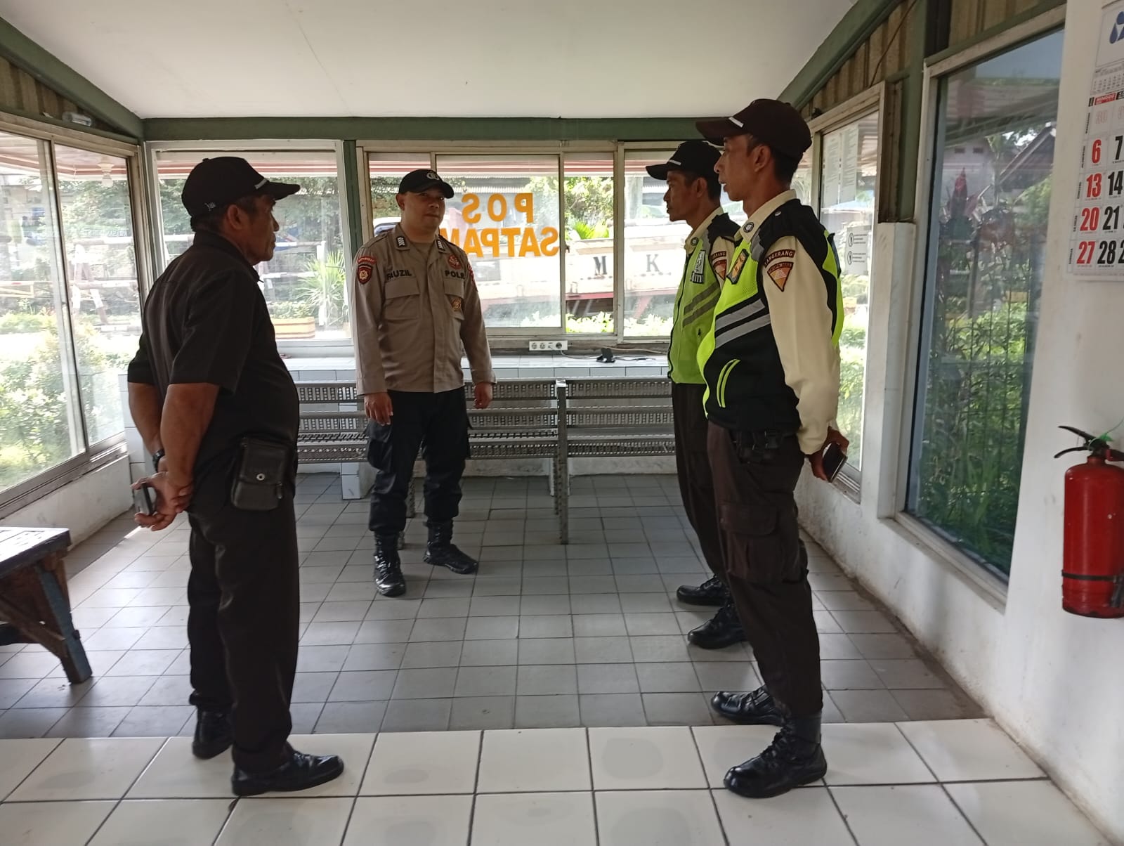 Personil Sat Pamobvit Polresta Tangerang bersama security kawasan melaksanakan patroli di kawasan 1 industri Cikupamas