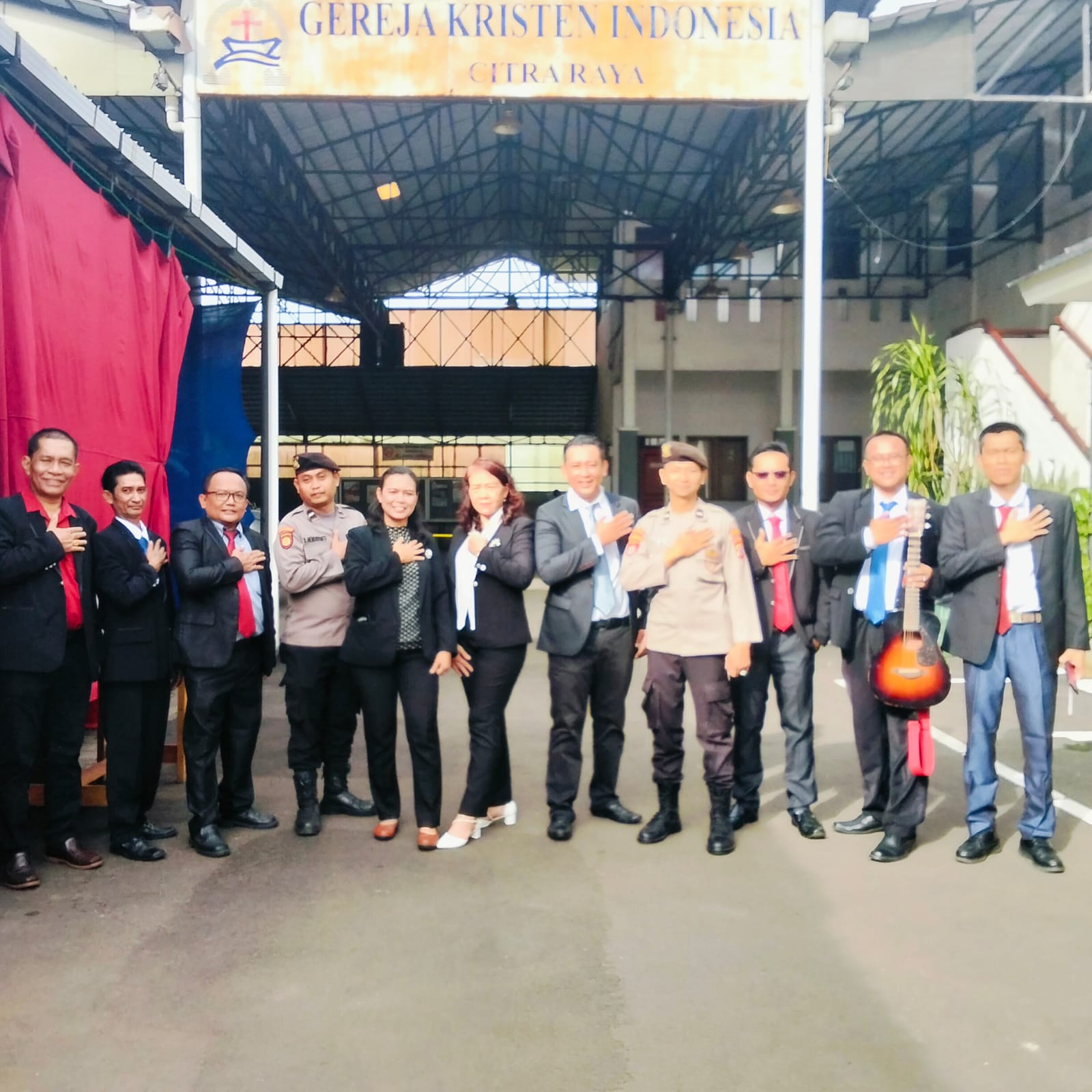 Personil Sat Pamobvit Polresta Tangerang melaksanakan Pengamanan Digereja bersama Citra raya