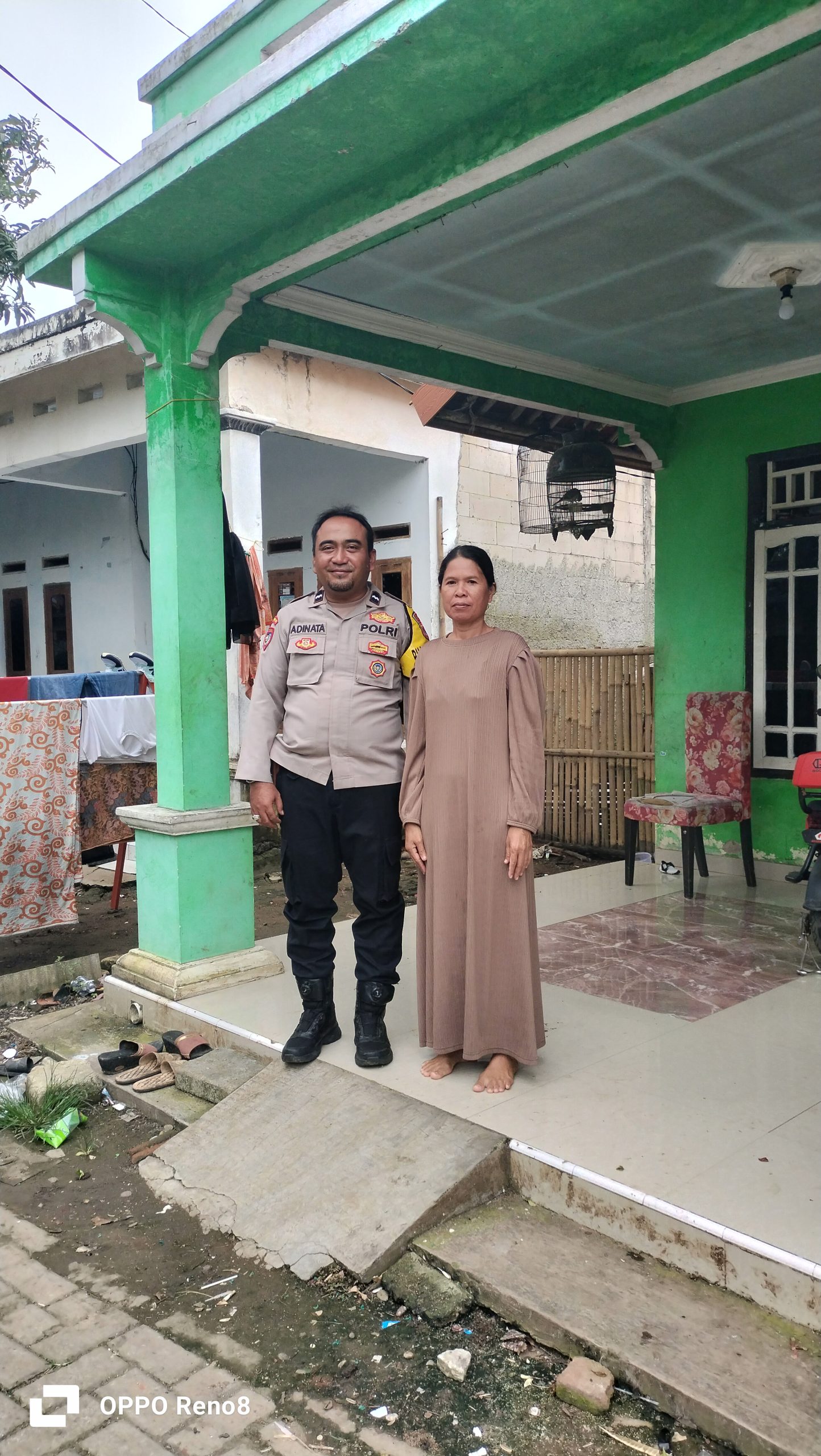 untuk mendekatkan diri dengan warganya , bhabinkamtibmas Desa Rancabango melakukan DDS ke warga Kp Cipaniis.