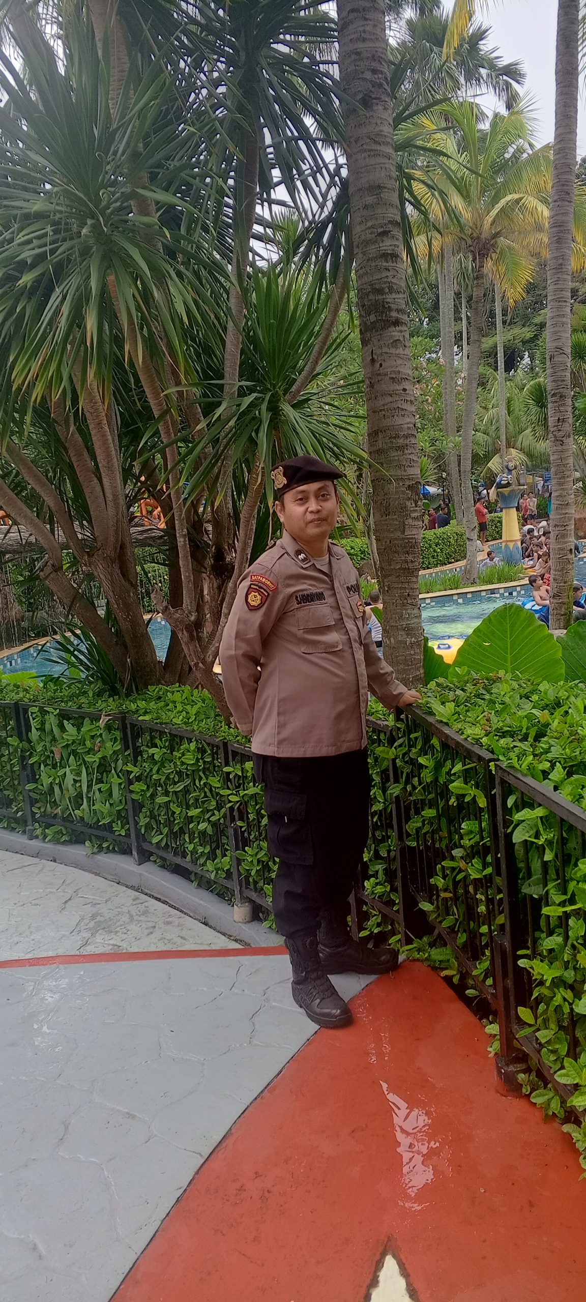 Personil Sat Pamobvit Polresta Tangerang Melaksanakan Patroli Wisata Ke Water World Citra Raya.