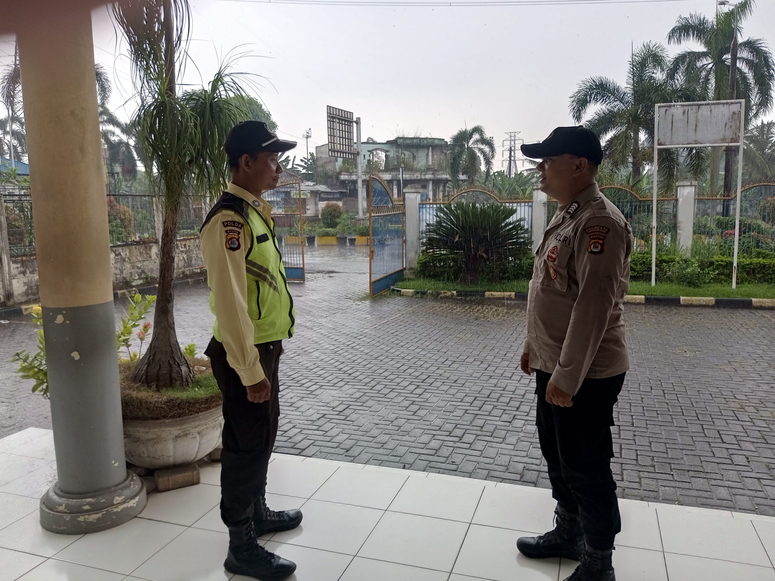 Personil Sat Pamobvit Polresta Tangerang bersama security kawasan melaksanakan pengamanan di kantor CV.MJU kawasan industri Cikupamas