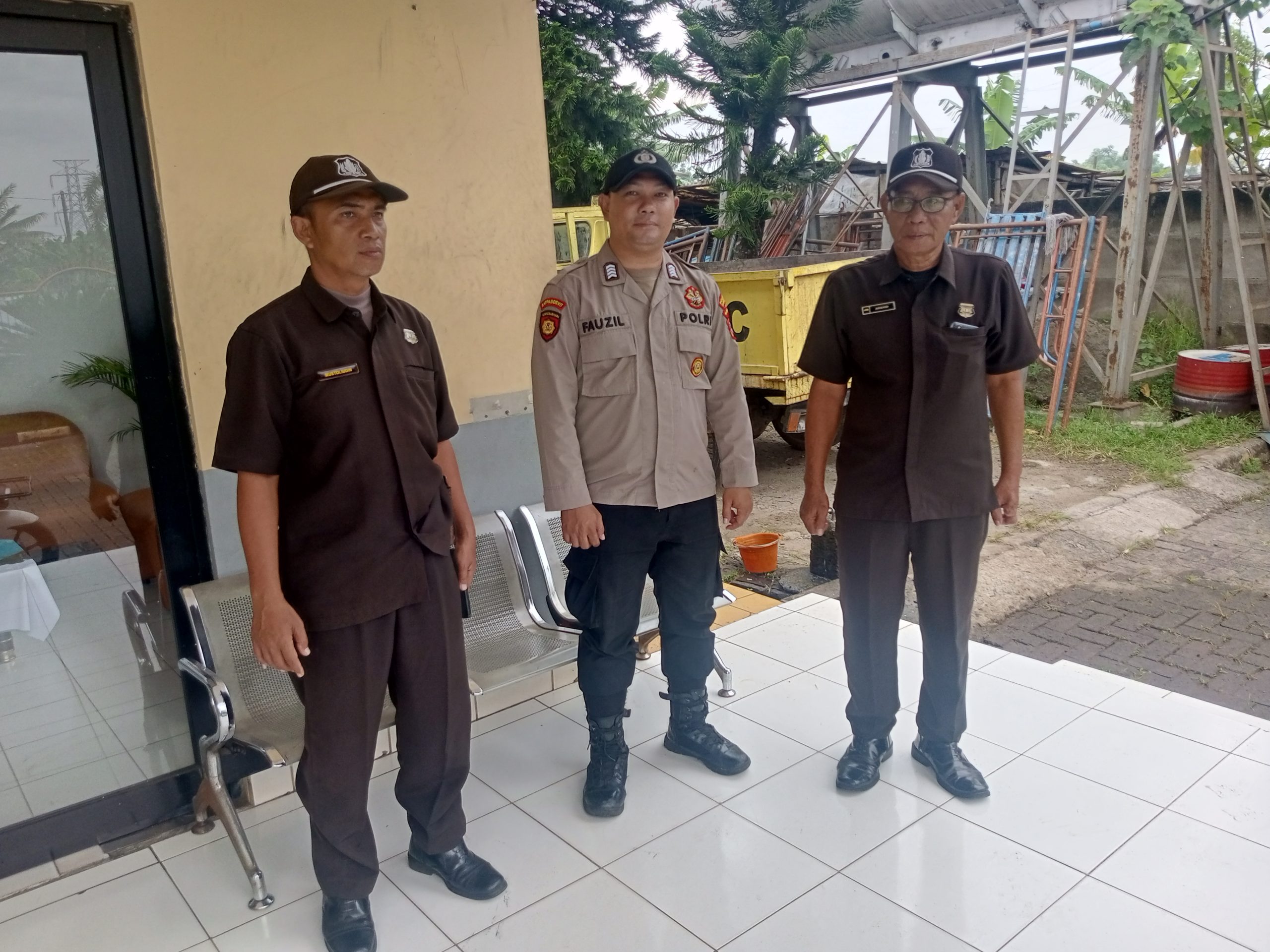 Personil Sat Pamobvit Polresta Tangerang bersama security kawasan melaksanakan pengamanan di kantor pengelola kawasan industri Cikupamas