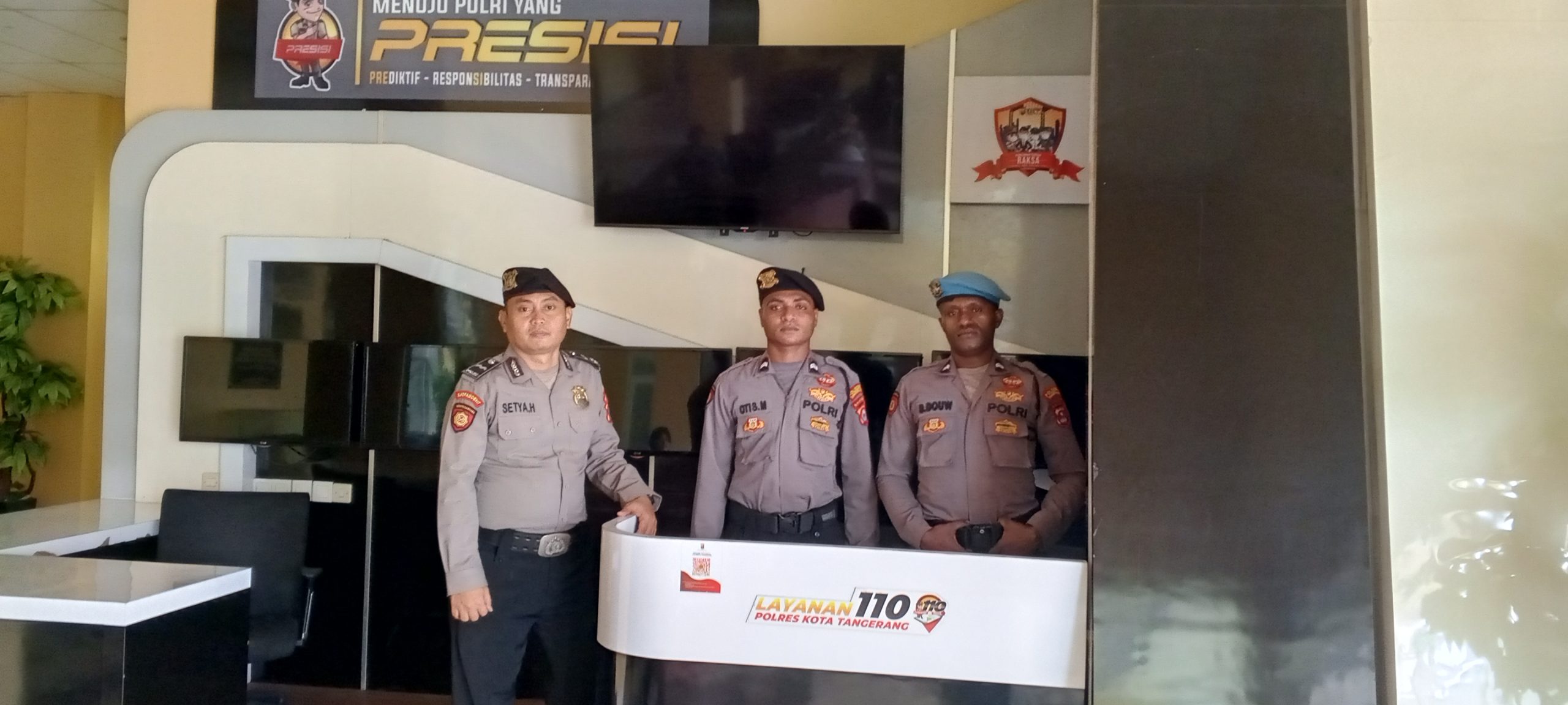 Anggota Sat Pamobvit Polresta Tangerang melaksanakan kegiatan Penjagaan Mako Polresta Tangerang