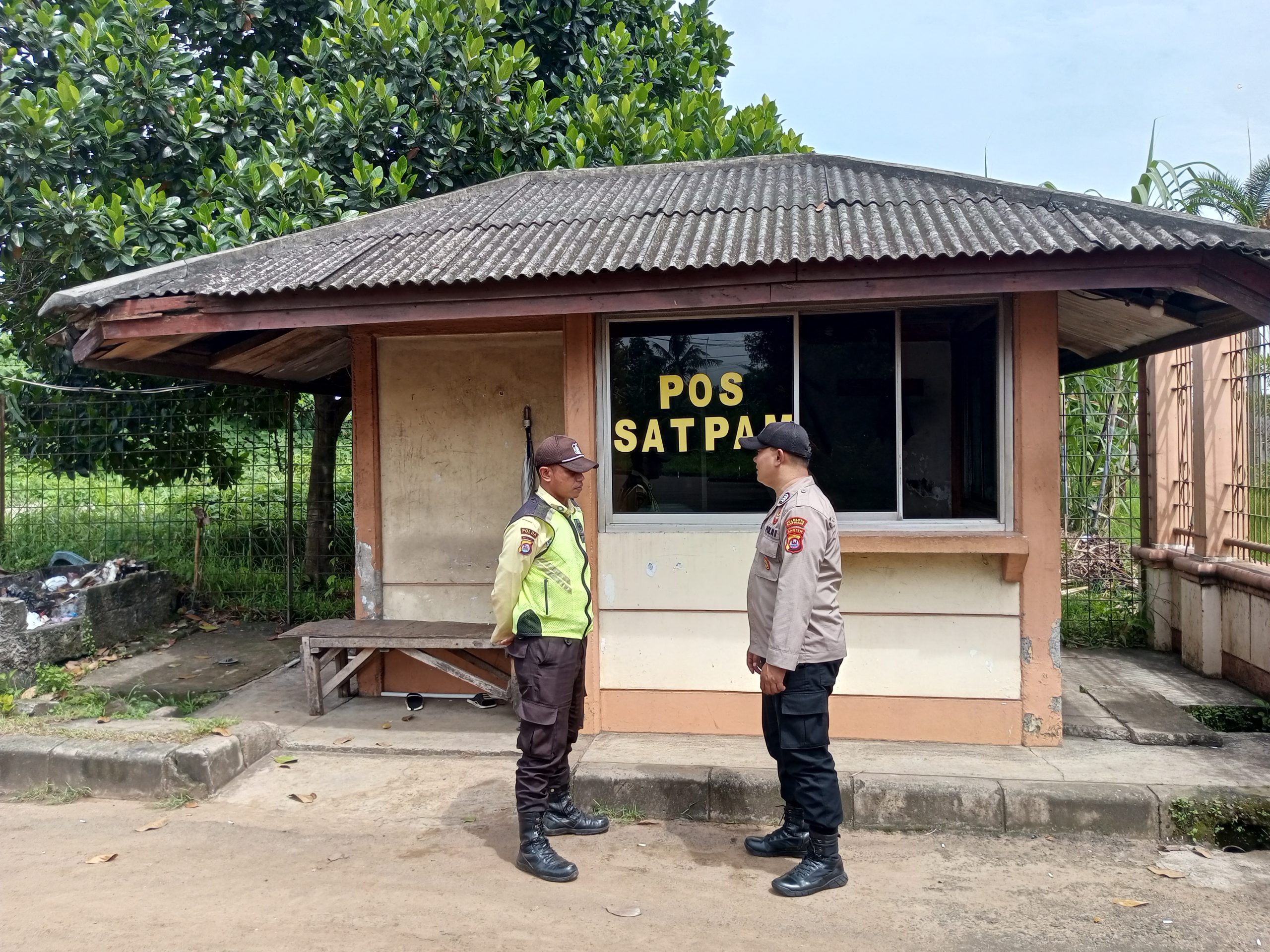 Personil Sat Pamobvit Polresta Tangerang bersama security kawasan melaksanakan patroli di kawasan industri Cikupamas