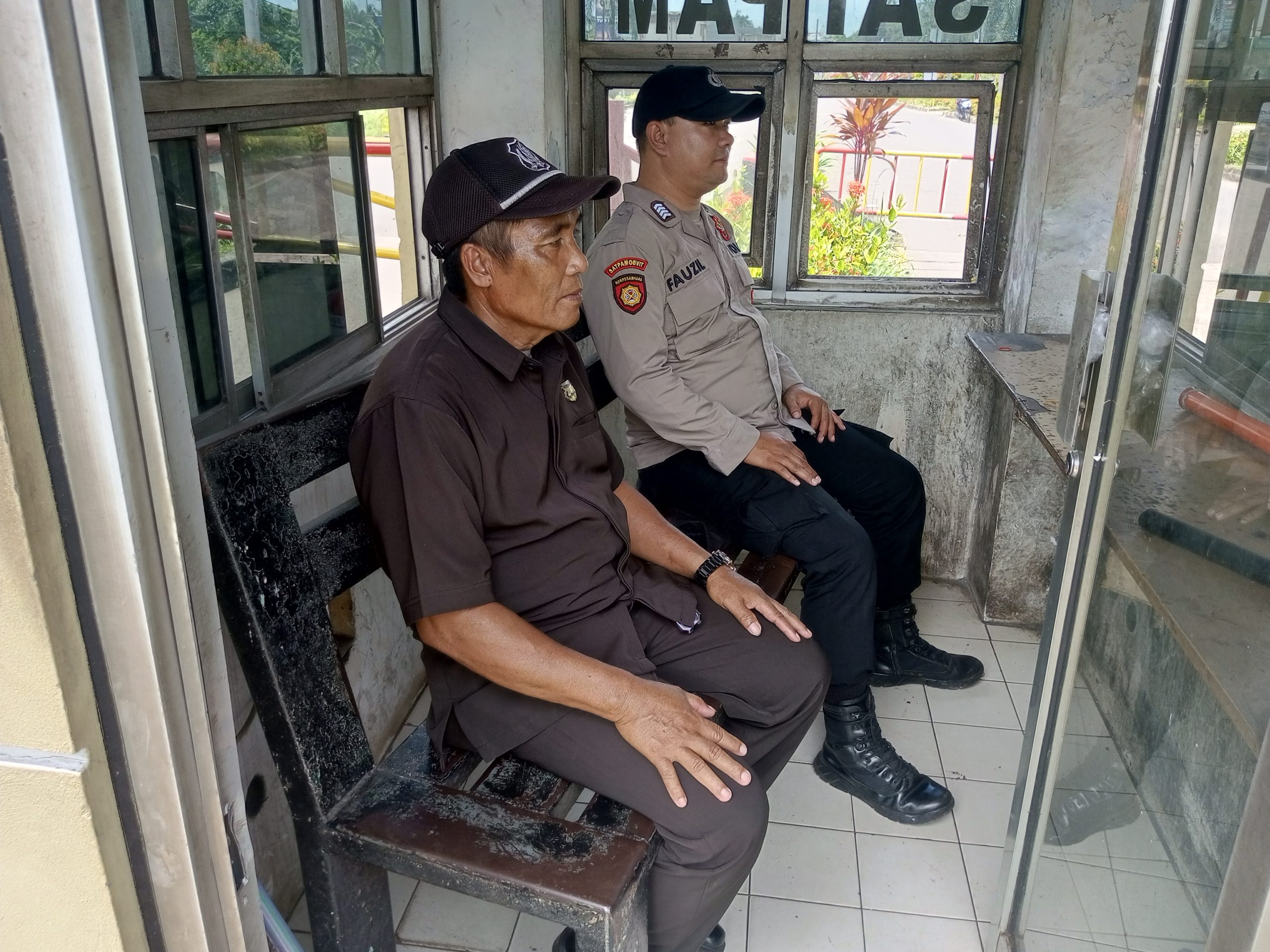 Anggota Sat Pamobvit Polresta Tangerang bersama security melaksanakan pengamanan di pos gerbang masuk kawasan industri Cikupamas