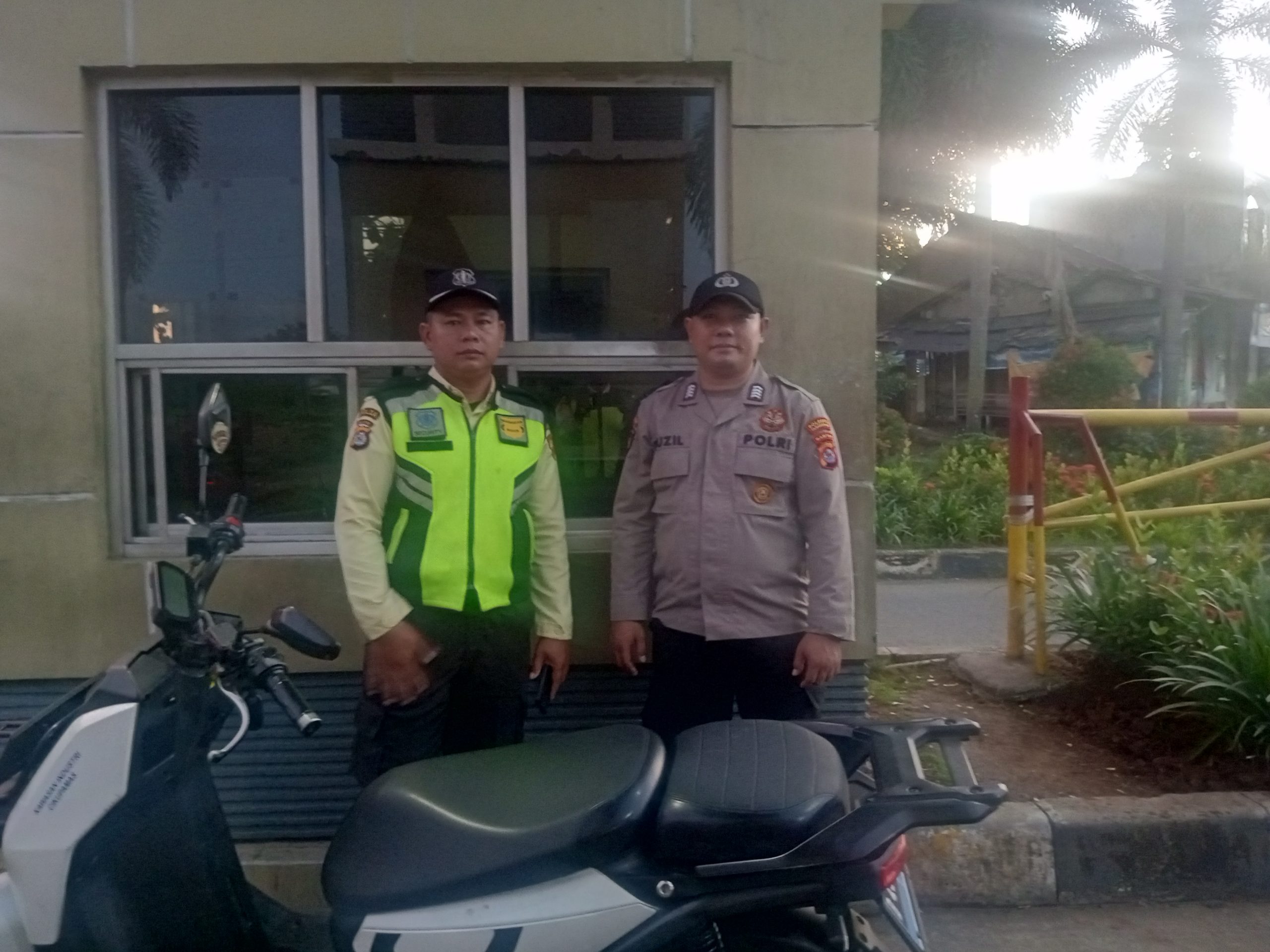 Personil Sat Pamobvit Polresta Tangerang bersama security kawasan melaksanakan pengamanan di kawasan industri Cikupamas