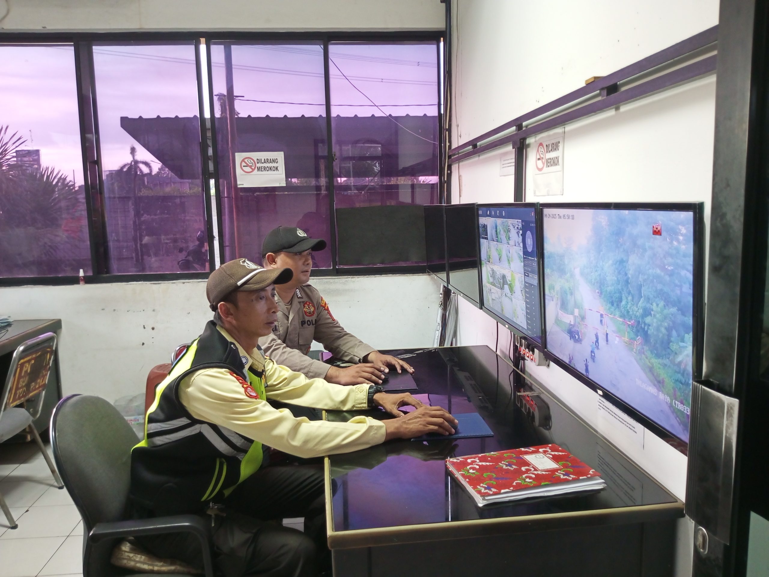 Anggota Sat Pamobvit Polresta Tangerang bersama security melaksanakan pemantauan situasi kawasan industri Cikupamas melalui monitor CCTV