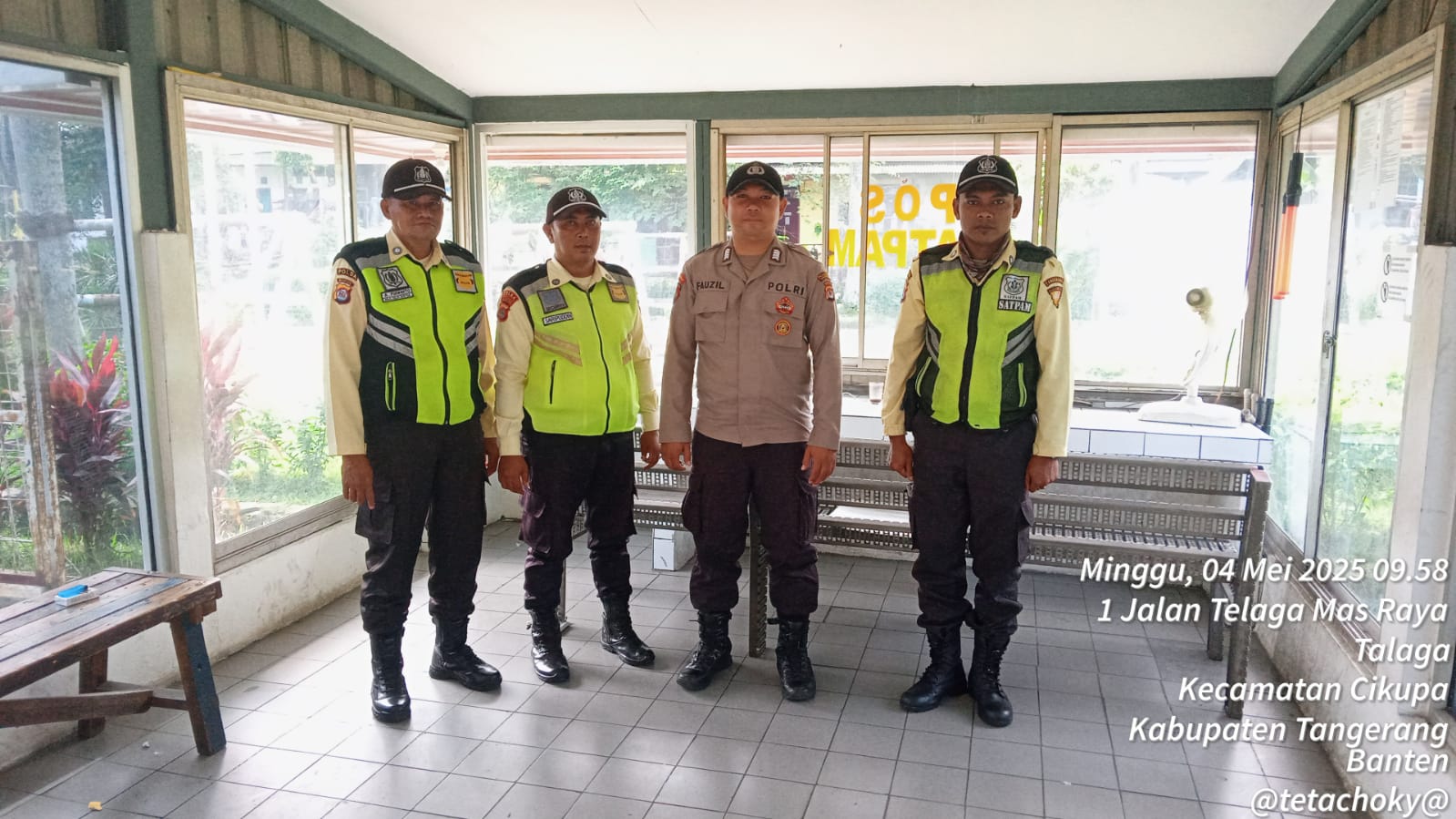 Anggota Sat Pamobvit Polresta Tangerang melaksanakan patroli di kawasan 1 industri Cikupamas