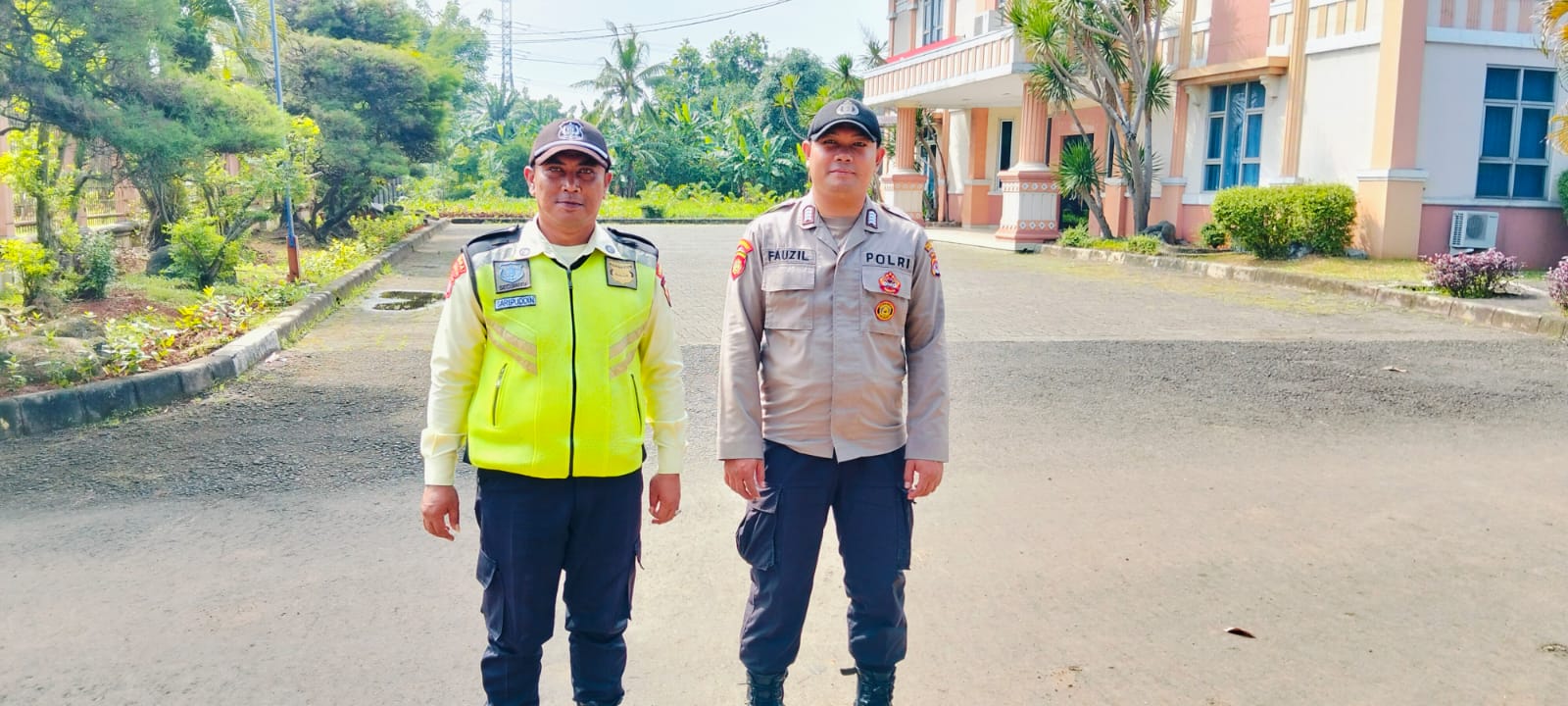 Personil Sat Pamobvit Polresta Tangerang melaksanakan patroli dialogis ke kantor pemasaran dan kontraktor kawasan industri Cikupamas