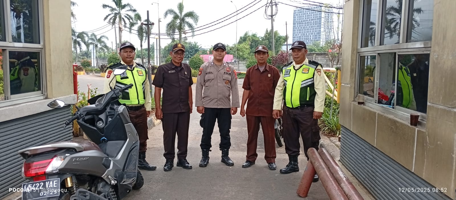 Personil Sat Pamobvit Polresta Tangerang bersama security kawasan Cikupamas melaksanakan kegiatan pengamanan di pos gerbang masuk kawasan 2 Cikupamas
