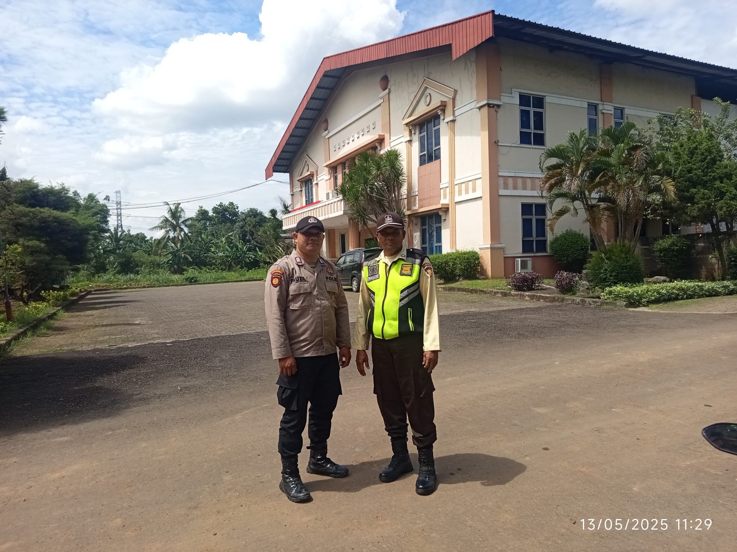 Anggota Sat Pamobvit Polresta Tangerang bersama security melaksanakan pengamanan di kawasan industri Cikupamas