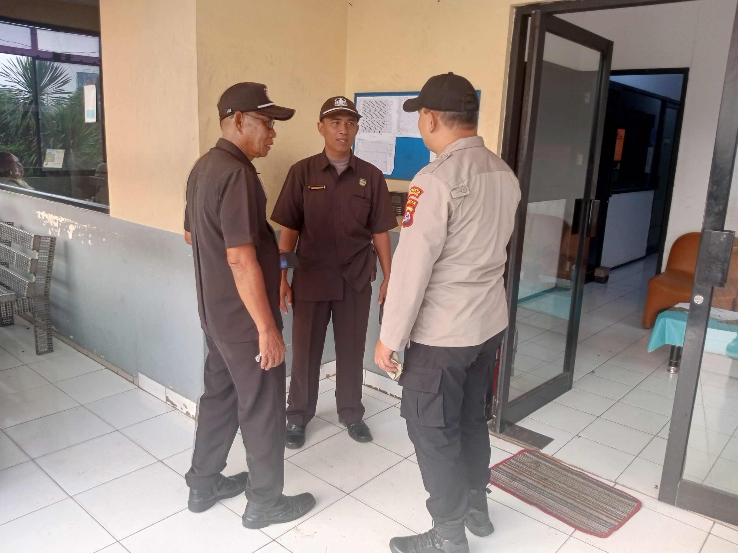 Anggota Sat Pamobvit Polresta Tangerang bersama security melaksanakan pengamanan di kawasan industri Cikupamas