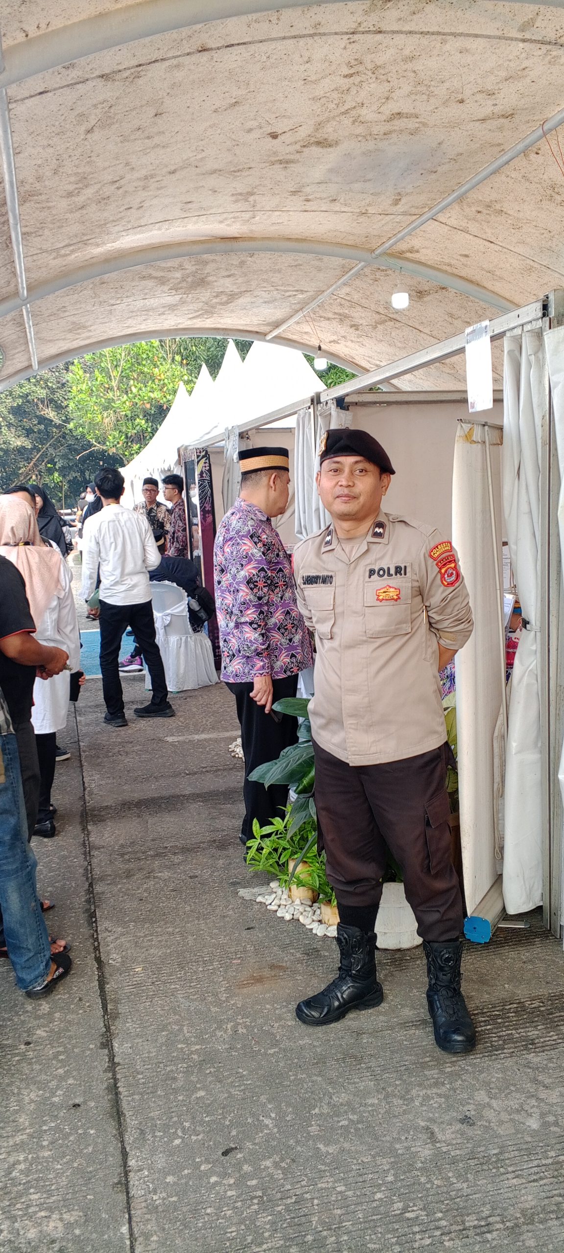 Anggota Sat Pamobvit Polresta Tangerang melaksanakan kegiatan Pengamanan Hari Pendidikan Nasional Di Tigaraksa