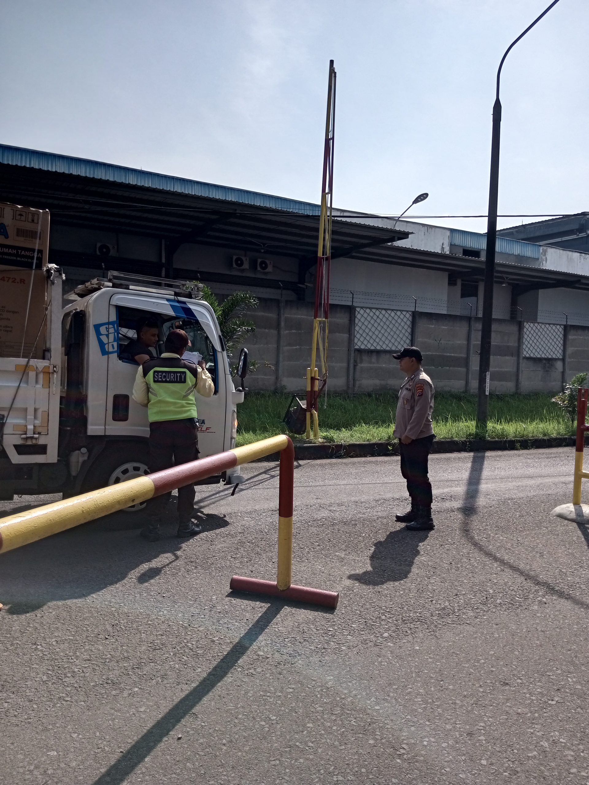 Anggota Sat Pamobvit Polresta Tangerang melaksanakan pengamanan bersama security kawasan di pos masuk Bhumimas V kawasan industri Cikupamas