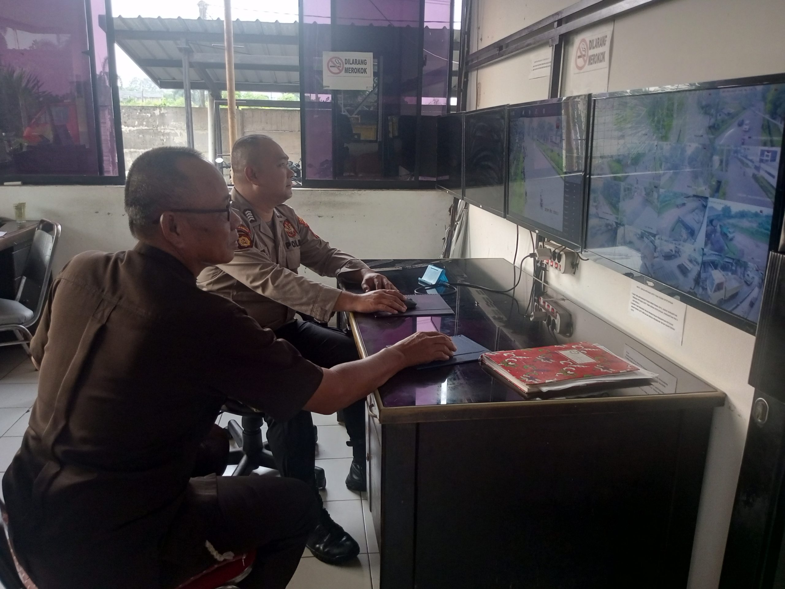 Anggota Sat Pamobvit Polresta Tangerang bersama security melaksanakan pemantauan situasi Kawasan Industri Cikupamas melalui monitor CCTV
