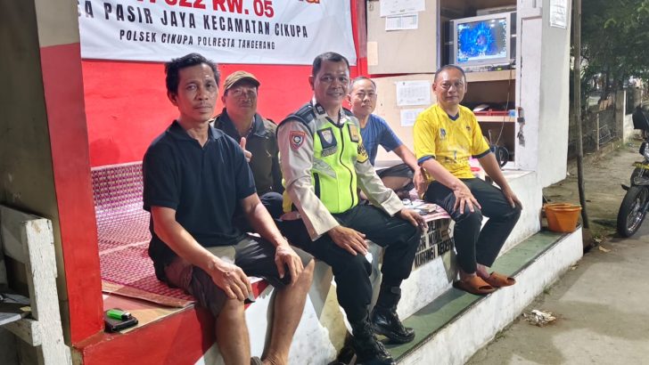 Bhabinkamtibmas Desa Pasir Jaya Sambangi Pos Kamling, Perkuat Sinergi Warga Jaga Keamanan Lingkunga