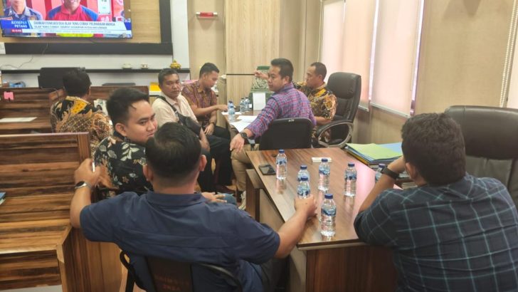 Bhabinkamtibmas Desa Pasir Jaya Sambangi Pos Kamling, Perkuat Sinergi Warga Jaga Keamanan Lingkungan