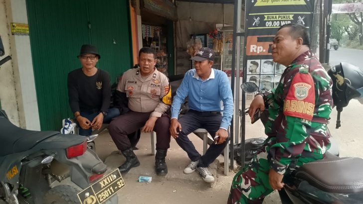 Bhabinkamtibmas dan Babinsa Sambang Warga, Perkuat Sinergi Jaga Kamtibmas di Pasar Kemis