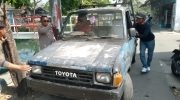 Aksi Humanis Kapolsek Pasar Kemis, Bantu Evakuasi Mobil Mogok di Jalan Rusak