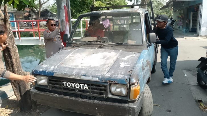 Aksi Humanis Kapolsek Pasar Kemis, Bantu Evakuasi Mobil Mogok di Jalan Rusak