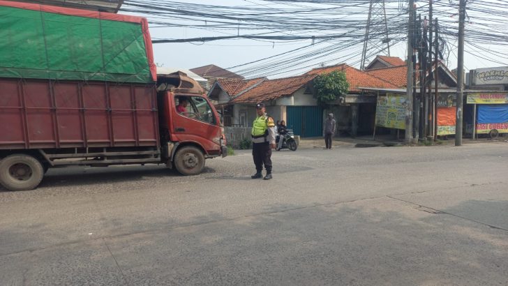 Polsek Pasar Kemis Laksanakan Pengaturan Lalu Lintas Pagi, Wujudkan Kamseltibcar Lantas di Jam Sibuk