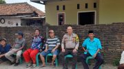 Bhabinkamtibmas Polsek Pasar Kemis Monitoring Pemilihan Ketua RW 02 Kutabaru, Sampaikan Pesan Kamtibmas Program Pendekar Banten