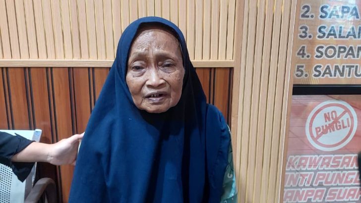 Bhabinkamtibmas Polsek Pasar Kemis Bantu Ibu Tersesat Bertemu Keluarga, Wujud Nyata Pelayanan Humanis Polri
