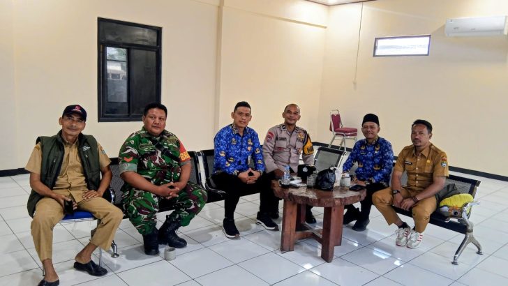 Sinergi TNI-Polri, Bhabinkamtibmas dan Babinsa Sambangi Kantor Desa Ranca Iyuh Perkuat ‘Cooling System