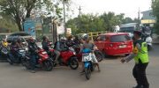 Urai Kepadatan Jam Kerja, Polsek Pasar Kemis Gelar Pengaturan Lalu Lintas di Perempatan Jembatan Kuning