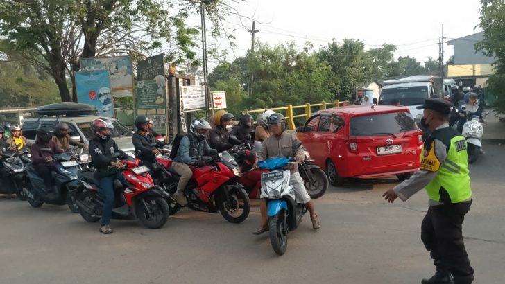 Urai Kepadatan Jam Kerja, Polsek Pasar Kemis Gelar Pengaturan Lalu Lintas di Perempatan Jembatan Kuning