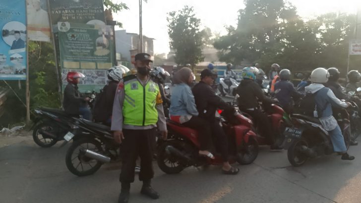 Polsek Pasar Kemis Hadir di Jam Sibuk, Pengaturan Lalu Lintas Ciptakan Arus Kendaraan Tetap Lancar