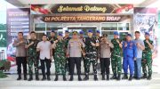 *Perkuat Sinergi, Polresta Tangerang Terima Kunjungan Denpom Jaya*  Polresta Tangerang kedatangan tamu istimewa yakni jajaran Detasemen Polisi Militer (Denpom) Jaya 1 Tangerang, Kamis (16/7/2026).  Rombongan Denpom Jaya 1 Tangerang dipimpin Komandan Denpom Mayor Cpm. Dio Muhammad Putra Utama. Para polisi militer itu diterima Kapolresta Tangerang Kombes Pol Andi Muhammad Indra Waspada Amirullah didampingi para Pejabat Utama Polresta Tangerang.   “Hubungan baik antara Polri dan Polisi Militer merupakan modal penting dalam menjaga stabilitas keamanan di wilayah,” kata Indra Waspada.   Dia juga mengatakan, silaturahmi tersebut menjadi sarana memperkuat komunikasi dan menyamakan persepsi. Serta meningkatkan koordinasi sehingga sinergi yang selama ini telah terjalin dapat terus berjalan dengan baik.   Indra Waspada menjelaskan, setiap institusi memiliki tugas dan fungsi yang berbeda namun saling melengkapi. Polri menjalankan tugas memelihara kamtibmas, menegakkan hukum, serta memberikan perlindungan, pengayoman, dan pelayanan kepada masyarakat.   Sementara Polisi Militer memiliki kewenangan dalam penegakan hukum, disiplin, dan tata tertib terhadap prajurit TNI sesuai ketentuan yang berlaku. Dengan komunikasi yang baik, kata dia, masing-masing institusi diharapkan dapat menjalankan tugas pokok dan fungsinya secara optimal.  “Sekaligus memperkuat koordinasi apabila terdapat hal-hal yang membutuhkan kolaborasi di lapangan,” ujarnya.  Menurutnya, tantangan tugas yang semakin dinamis menuntut adanya hubungan kerja yang solid antarlembaga. Terutama dalam menjaga kondusivitas wilayah, mendukung pengamanan agenda strategis, serta mempercepat koordinasi ketika menghadapi situasi yang memerlukan penanganan bersama.  Pertemuan berlangsung hangat dan penuh keakraban. Silaturahmi tersebut juga menjadi momentum mempererat hubungan kelembagaan antara Polresta Tangerang dan Denpom Jaya 1 Tangerang. Sekaligus memperkuat komitmen bersama untuk terus menjaga koordinasi dan profesionalisme dalam pelaksanaan tugas sesuai peran dan tanggung jawab masing-masing.