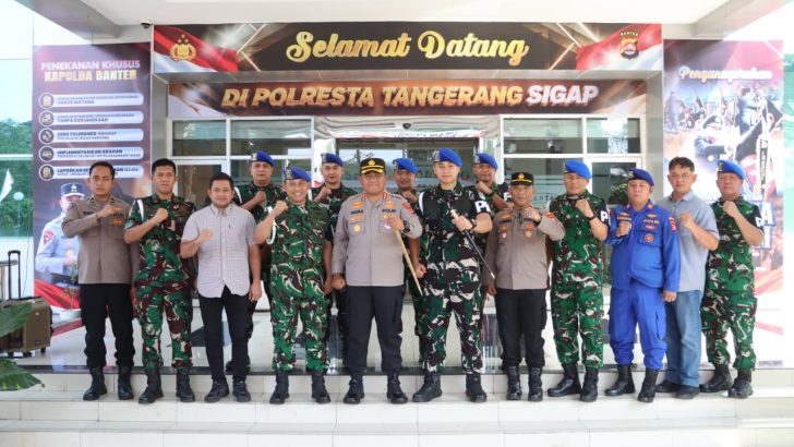 *Perkuat Sinergi, Polresta Tangerang Terima Kunjungan Denpom Jaya* Polresta Tangerang kedatangan tamu istimewa yakni jajaran Detasemen Polisi Militer (Denpom) Jaya 1 Tangerang, Kamis (16/7/2026). Rombongan Denpom Jaya 1 Tangerang dipimpin Komandan Denpom Mayor Cpm. Dio Muhammad Putra Utama. Para polisi militer itu diterima Kapolresta Tangerang Kombes Pol Andi Muhammad Indra Waspada Amirullah didampingi para Pejabat Utama Polresta Tangerang. “Hubungan baik antara Polri dan Polisi Militer merupakan modal penting dalam menjaga stabilitas keamanan di wilayah,” kata Indra Waspada. Dia juga mengatakan, silaturahmi tersebut menjadi sarana memperkuat komunikasi dan menyamakan persepsi. Serta meningkatkan koordinasi sehingga sinergi yang selama ini telah terjalin dapat terus berjalan dengan baik. Indra Waspada menjelaskan, setiap institusi memiliki tugas dan fungsi yang berbeda namun saling melengkapi. Polri menjalankan tugas memelihara kamtibmas, menegakkan hukum, serta memberikan perlindungan, pengayoman, dan pelayanan kepada masyarakat. Sementara Polisi Militer memiliki kewenangan dalam penegakan hukum, disiplin, dan tata tertib terhadap prajurit TNI sesuai ketentuan yang berlaku. Dengan komunikasi yang baik, kata dia, masing-masing institusi diharapkan dapat menjalankan tugas pokok dan fungsinya secara optimal. “Sekaligus memperkuat koordinasi apabila terdapat hal-hal yang membutuhkan kolaborasi di lapangan,” ujarnya. Menurutnya, tantangan tugas yang semakin dinamis menuntut adanya hubungan kerja yang solid antarlembaga. Terutama dalam menjaga kondusivitas wilayah, mendukung pengamanan agenda strategis, serta mempercepat koordinasi ketika menghadapi situasi yang memerlukan penanganan bersama. Pertemuan berlangsung hangat dan penuh keakraban. Silaturahmi tersebut juga menjadi momentum mempererat hubungan kelembagaan antara Polresta Tangerang dan Denpom Jaya 1 Tangerang. Sekaligus memperkuat komitmen bersama untuk terus menjaga koordinasi dan profesionalisme dalam pelaksanaan tugas sesuai peran dan tanggung jawab masing-masing.
