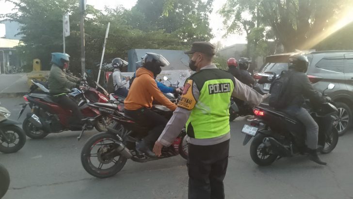Polisi Hadir Sejak Pagi, Polsek Pasar Kemis Pastikan Arus Lalu Lintas Tetap Lancar