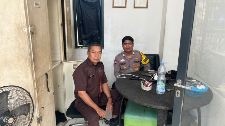Bhabinkamtibmas Polsek Pasar Kemis Intensifkan Sambang DDS, Pererat Kemitraan dengan Petugas Keamanan Lavon 2