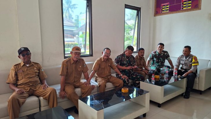 Sinergitas TNI-Polri dan Pemerintah Desa, Bhabinkamtibmas Polsek Pasar Kemis Gelar Sambang DDS di Kantor Desa Pasar Kemis
