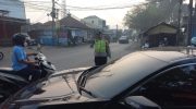 Urai Kemacetan Jam Sibuk Karyawan, Polsek Pasar Kemis Turunkan Personel Atur Lalu Lintas di Pertigaan Leles