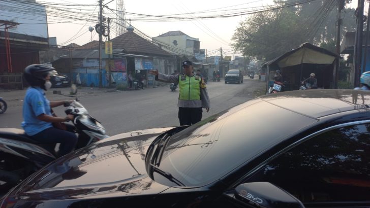Urai Kemacetan Jam Sibuk Karyawan, Polsek Pasar Kemis Turunkan Personel Atur Lalu Lintas di Pertigaan Leles