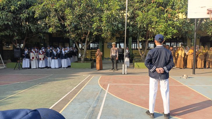 *Jadi Pembina Upacara di SMPN 2 Panongan, Kasat Lantas Polresta Tangerang Edukasi Pelajar soal Aturan Sepeda Listrik di Jalan Raya