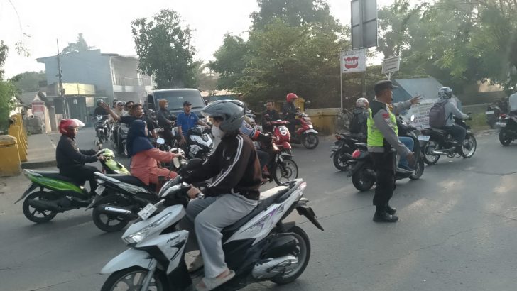 Antisipasi Kemacetan, Personel Polsek Pasar Kemis Laksanakan Pengaturan Lalu Lintas di Simpang Leles
