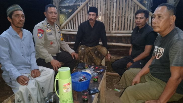 Bhabinkamtibmas Polsek Pasar Kemis Ronda Siskamling Bersama Warga, Perkuat Keamanan Lingkungan