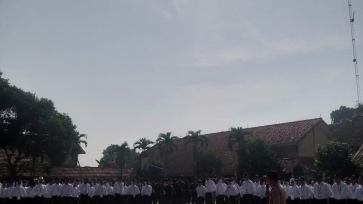 Bhabinkamtibmas Polsek Panongan Laksanakan Program “Poldik” di SMKN 1 Kabupaten Tangerang